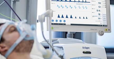 Ein Mann liegt an einem Beatmungsger&auml;t. Viele dieser Ger&auml;te m&uuml;ssen so schnell wie m&ouml;glich gebaut werden, auch mit Bauteilen von Firmen aus der Region. 
Foto: dpa