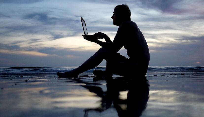 Eigentlich ist Urlaub angesagt - doch der Kopf bleibt doch im Arbeitsmodus? Am besten l&auml;sst man den gesch&auml;ftlichen Laptop zu Hause.