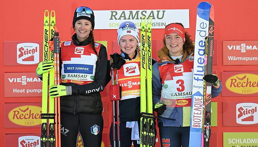 Da waren sie noch Nordische Kombiniererinnen: Annika Sieff (links) und Gyda Westvold Hansen (Mitte) jubeln mit der Deutschen Nathalie Armbruster.