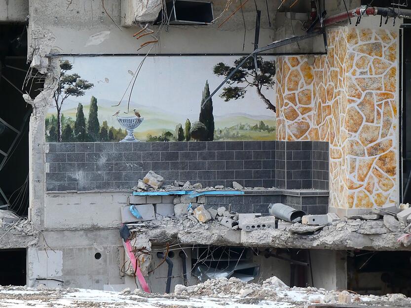 Die Wand, an der einst Sitzb&auml;nke im Hallenbad befestigt waren, f&auml;llt an der Rappsodie-Baustelle durch die Malerei ins Auge.