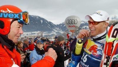 Toni Sailer (l) freut sich mit Marco Büchel (r), dem Zweitplatzierten in Kitzbühel 2006.