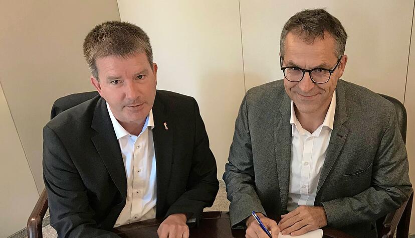 OB Thilo Michler (li.) und Gebhard Gentner von den Stadtwerken unterzeichnen den Vertrag.
Foto: Yvonne Tscherwitschke OB Thilo Michler (li.) und Gebhard Gentner von den Stadtwerken unterzeichnen den Vertrag.
Foto: Yvonne Tscherwitschke