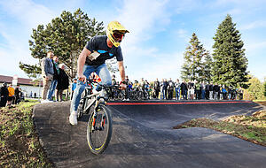 Downhill-World-Cup-Fahrer Julian Steiner vertritt die Herstellerfirma und probiert den neuen Park ebenfalls aus. Downhill-World-Cup-Fahrer Julian Steiner vertritt die Herstellerfirma und probiert den neuen Park ebenfalls aus.