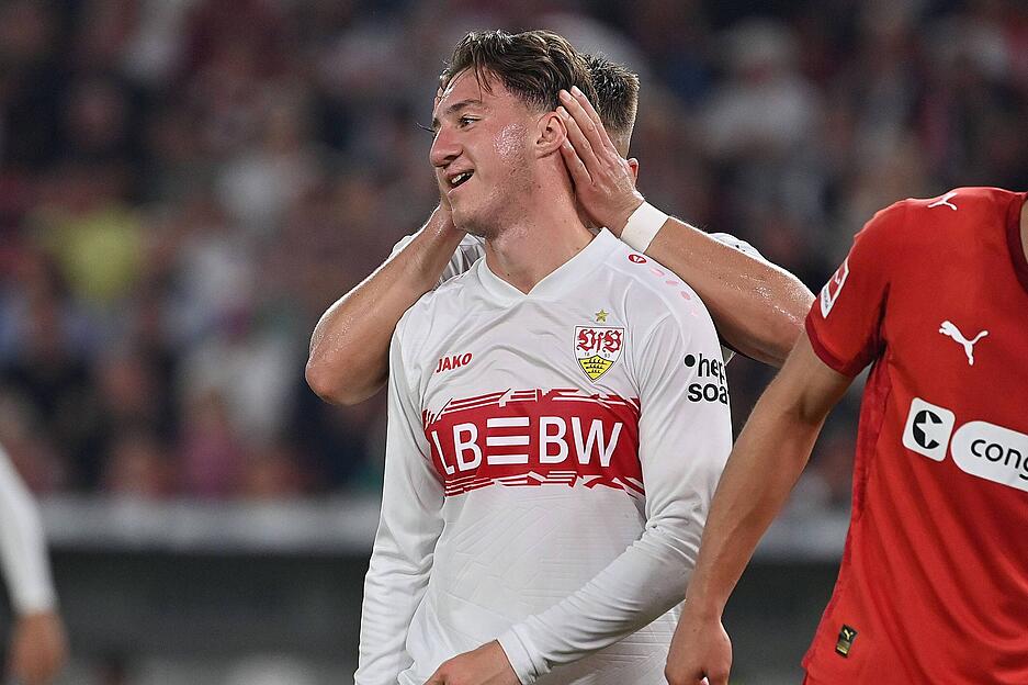 Angelo Stiller: Held? Nein, Versager in der 25. Minute. Sein Foulelfmeterschuss bringt nicht das Stuttgarter 1:0, sondern macht es Pauli-Keeper Nikola Vasilj ganz leicht, seinen Ruf als Elfer-Töter zu bestätigen. Ein schwacher und unplatzierter Kullerball.  Auch in der 28. Minute machte Stiller alles falsch. Allein vor Vasilj schoss er aus kurzer Distanz den Keeper an. Wieder eine Riesenchance versemmelt. Note: 5