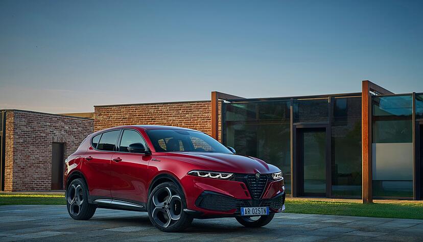 Alfa Romeo frischt den Tonale mit überarbeiteter Front und neuen Farboptionen auf: Das Facelift bringt mehr Individualität ins Kompakt-SUV. Alfa Romeo frischt den Tonale mit überarbeiteter Front und neuen Farboptionen auf: Das Facelift bringt mehr Individualität ins Kompakt-SUV.