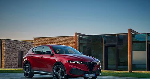 Alfa Romeo frischt den Tonale mit überarbeiteter Front und neuen Farboptionen auf: Das Facelift bringt mehr Individualität ins Kompakt-SUV.
