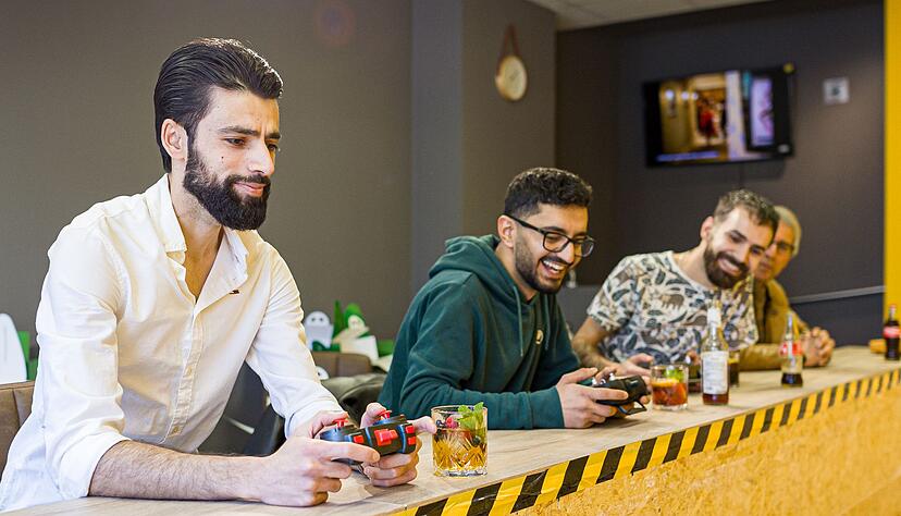 Familie und Freunde h&auml;tten anfangs an dem Konzept gezweifelt, sagt der Gr&uuml;nder (links). &laquo;Die haben mir zuerst davon abgeraten und gesagt: Was ist das f&uuml;r eine dumme Idee? Wer geht in ein Caf&eacute;, um zu baggern?&raquo;