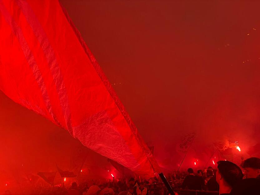 In der Cannstatter Kurve war vor lauter Rot und Rauch nichts mehr zu sehen.