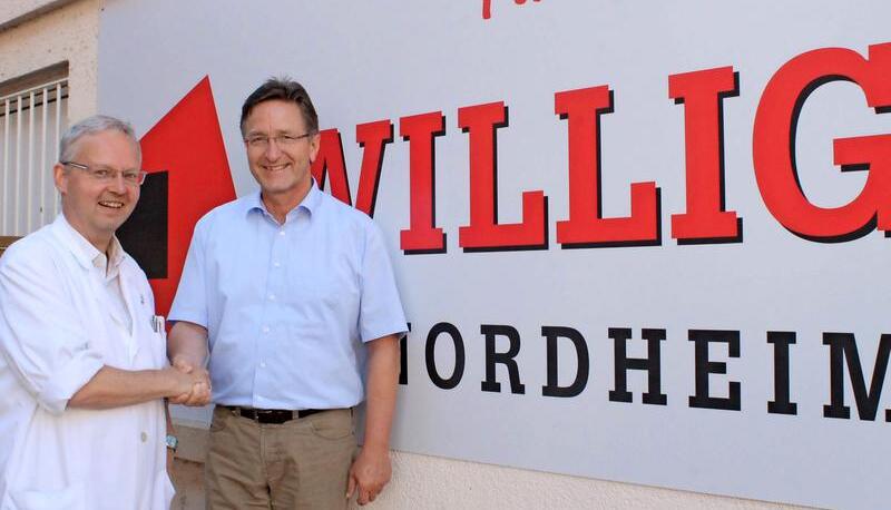 Jürgen Willig eröffnet in Nordheim einen Markt. Lange hat Bürgermeister Volker Schiek (rechts) nach einem Nachfolger für Netto gesucht.Foto: Rolf Muth