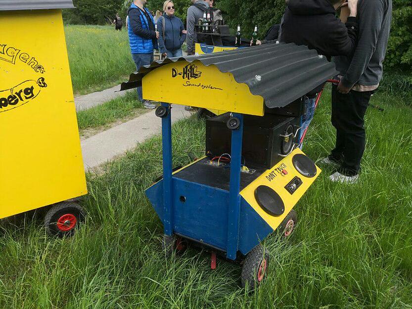 Eine Gruppe aus Bad Friedrichshall hat eine dicke Anlage dabei: sechs Lautsprecher in verschiedenen Größen und ein ordentlicher Subwoofer sorgen am 1. Mai für den richtigen Sound. Angetrieben wird alles von drei Autobatterien Eine Gruppe aus Bad Friedrichshall hat eine dicke Anlage dabei: sechs Lautsprecher in verschiedenen Größen und ein ordentlicher Subwoofer sorgen am 1. Mai für den richtigen Sound. Angetrieben wird alles von drei Autobatterien