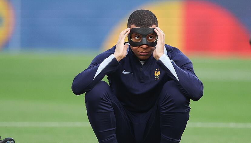 Frankreichs Kylian Mbappé hat sich im ersten Spiel einen Nasenbeinbruch zugezogen. Frankreichs Kylian Mbappé hat sich im ersten Spiel einen Nasenbeinbruch zugezogen.