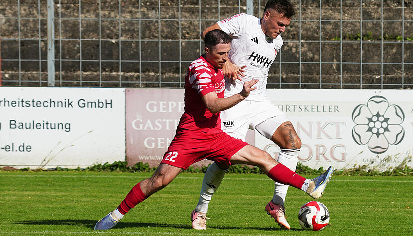 Eppingens Linksverteidiger Florian Kradija (rechts) – hier bedrängt von Kadir Bulut –gab die Flanke, die zum 1:0 für den VfB führte.