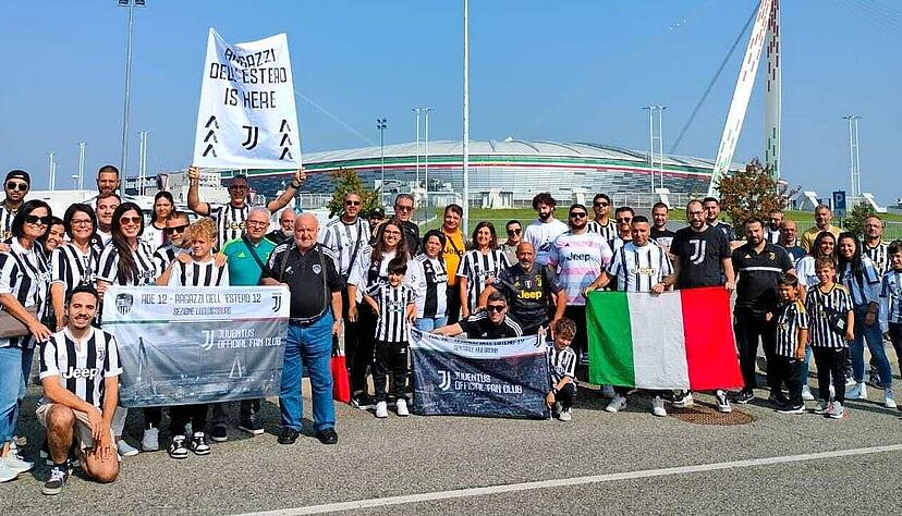 Die Juventus-Fans aus der Region zeigen Flagge vorm Stadion in Turin. Die Juventus-Fans aus der Region zeigen Flagge vorm Stadion in Turin.