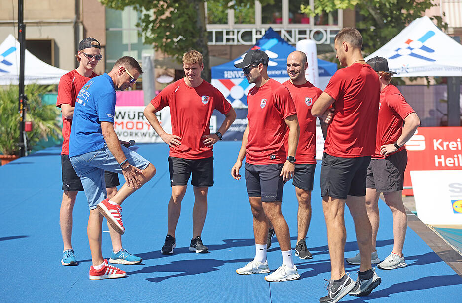 Statt auf dem Eis haben die Profis der Heilbronner Falken am Sonntagmittag auf dem Marktplatz eine ganz spezielle Trainingseinheit absolviert.