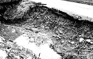 Im Sommer 1994 treffen Überschwemmungen den Bad Rappenauer Teilort Wollenberg. Straßen werden schwer beschädigt.
Foto: Archiv/Wendt Im Sommer 1994 treffen Überschwemmungen den Bad Rappenauer Teilort Wollenberg. Straßen werden schwer beschädigt.
Foto: Archiv/Wendt