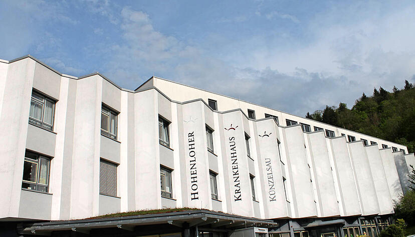 Das alte Krankenhaus in Künzelsau wird teilweise anderweitig genutzt. Später soll der Bettentrakt abgerissen werden. Die Angebote des ambulanten Gesundheitszentrum sind noch kaum erkennbar.
Foto: Reichert Das alte Krankenhaus in Künzelsau wird teilweise anderweitig genutzt. Später soll der Bettentrakt abgerissen werden. Die Angebote des ambulanten Gesundheitszentrum sind noch kaum erkennbar.
Foto: Reichert
