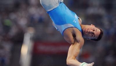 Igor Cassina turnt bei den Olympischen Spielen in Peking am Reck.