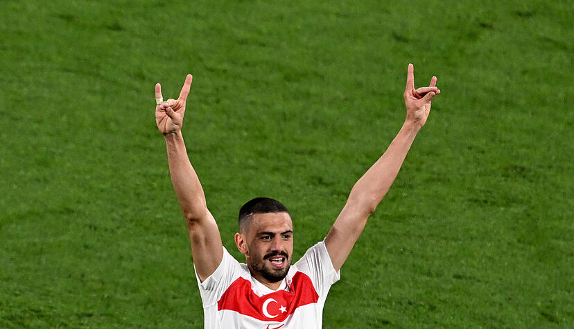 Der türkische EM-Spieler Merih Demiral jubelt nach seinem zweiten Treffer zum 0:2 mit dem Wolfsgruß. Der türkische EM-Spieler Merih Demiral jubelt nach seinem zweiten Treffer zum 0:2 mit dem Wolfsgruß.