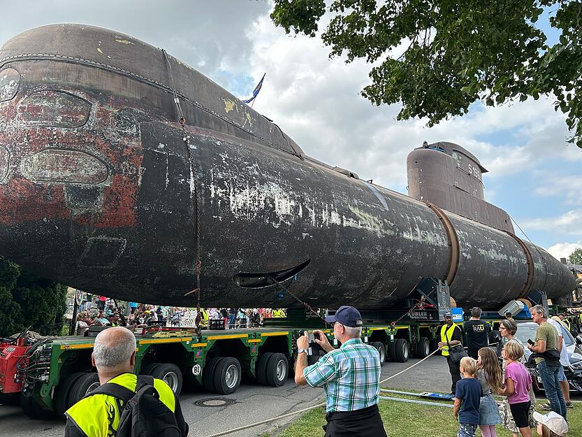 Das U-Boot machte sich am Mittwochnachmittag von Ittlingen aus auf den Weg nach Sinsheim-Hilsbach.