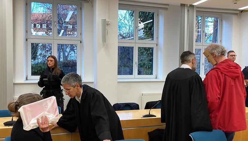 Eine Frau und ein Mann sind am Landgericht Erfurt angeklagt, weil sie eine junge Frau nackt in eine Holzkiste gesperrt haben sollen.