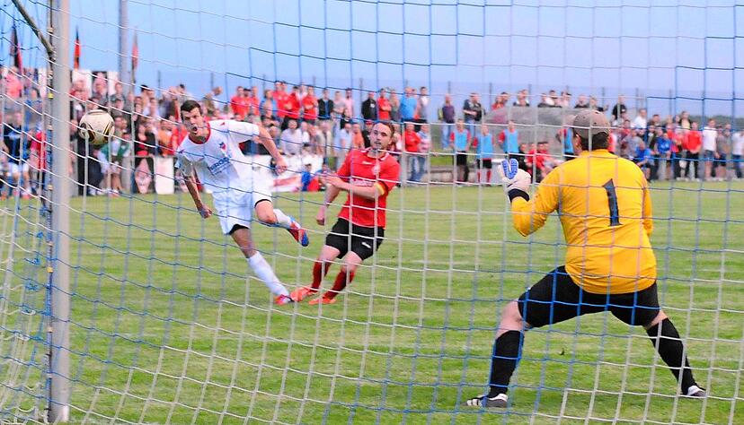 Brandgef&auml;hrlich: Simon Lakos (links) erzielt im Finale gegen den VfB Eppingen II den 2:2-Ausgleich und 3:2-Siegtreffer.