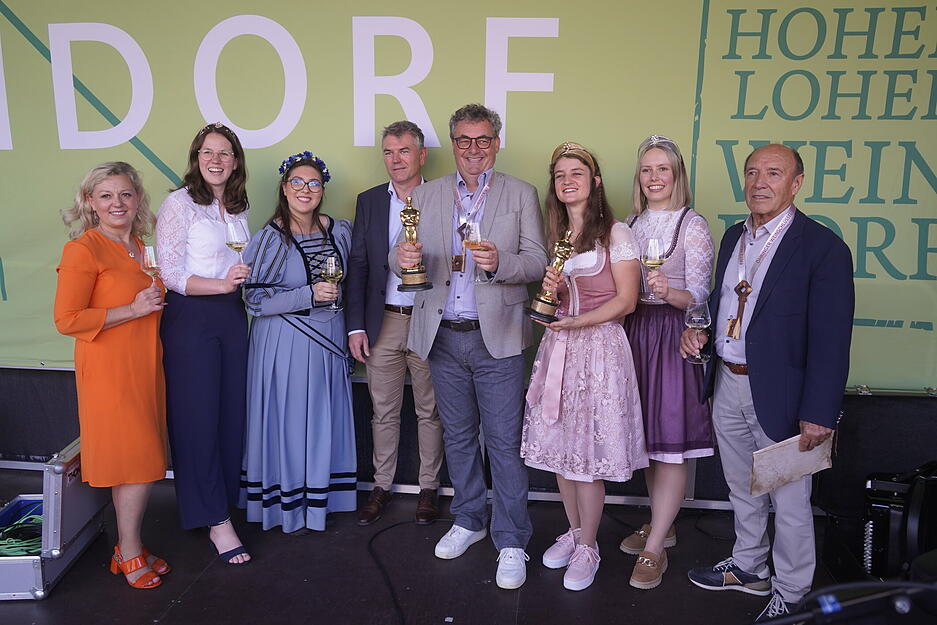 Zur Er&ouml;ffnung wird der &bdquo;&Ouml;hringer Weinschl&uuml;ssel&ldquo; an Oscar-Preistr&auml;ger Gerd Nefzer verliehen.