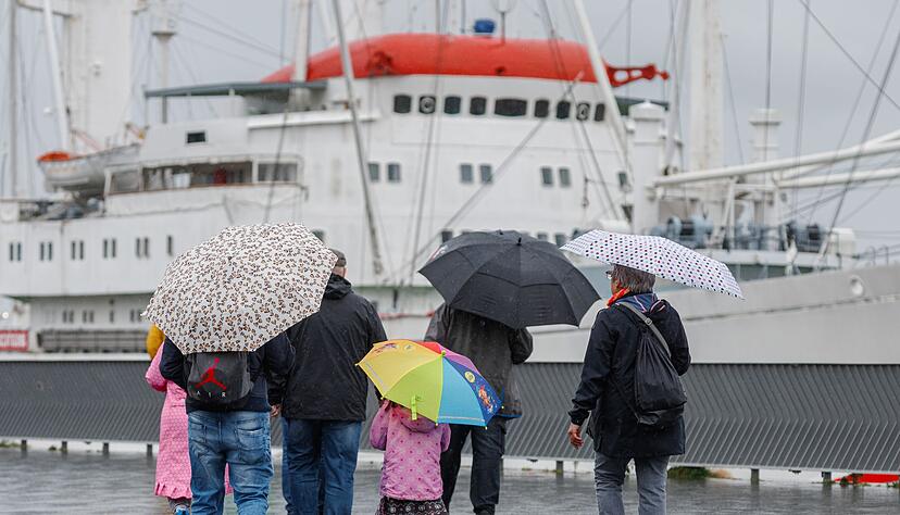 An den Küsten ist auch am Sonntag noch mit Regen und Sturm zu rechnen. An den Küsten ist auch am Sonntag noch mit Regen und Sturm zu rechnen.