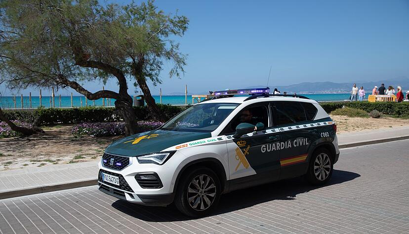 Die spanische Polizeieinheit Guardia Civil hat auf Teneriffa einen Deutschen unter dem Verdacht festgenommen, seine Mutter erschossen zu haben. (Symbolbild) Die spanische Polizeieinheit Guardia Civil hat auf Teneriffa einen Deutschen unter dem Verdacht festgenommen, seine Mutter erschossen zu haben. (Symbolbild)