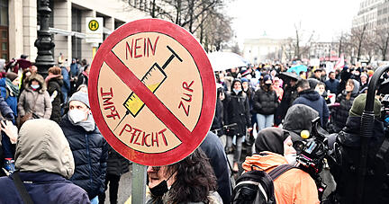 Teilnehmer nehmen an einer Demonstration gegen die aktuellen Corona-Maßnahmen und gegen eine geplante Corona-Impfpflicht in Deutschland teil. +++ dpa-Bildfunk +++