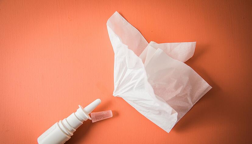 Nasensprays haben keine antivirale Wirkung, doch mit schützenden Substanzen können sie im Winter helfen, Nasen- und Rachenschleimhäute vor Rissen zu schützen und damit das Eindringen von Viren und Bakterien zu erschweren. Nasensprays haben keine antivirale Wirkung, doch mit schützenden Substanzen können sie im Winter helfen, Nasen- und Rachenschleimhäute vor Rissen zu schützen und damit das Eindringen von Viren und Bakterien zu erschweren.