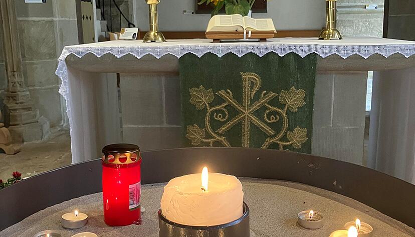 Raum für Trauer in der Laurentiuskirche Niedernhall: Freunde und Verwandte haben Kerzen angezündet und Blumen niedergelegt. Raum für Trauer in der Laurentiuskirche Niedernhall: Freunde und Verwandte haben Kerzen angezündet und Blumen niedergelegt.
