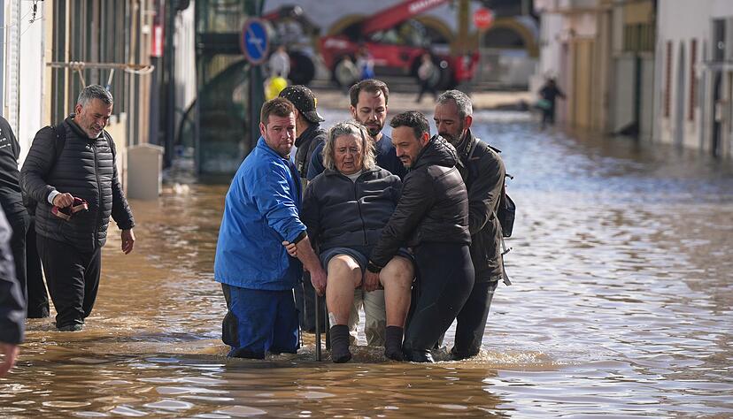 Zehntausende Helfer sind in Portugal und Spanien seit Wochen gegen die Folgen einer ganzen Serie schwerer Winterst&uuml;rme im Einsatz.
