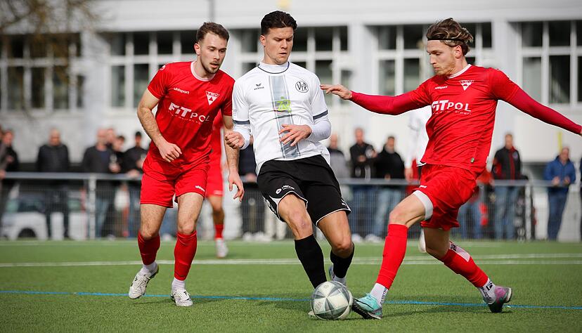 Lukas B&ouml;hm hat in der ersten H&auml;lfte die beste Chance f&uuml;r den VfR Heilbronn. Doch sein Tor gegen den TSV Weilimdorf z&auml;hlt wegen Abseitsstellung nicht.