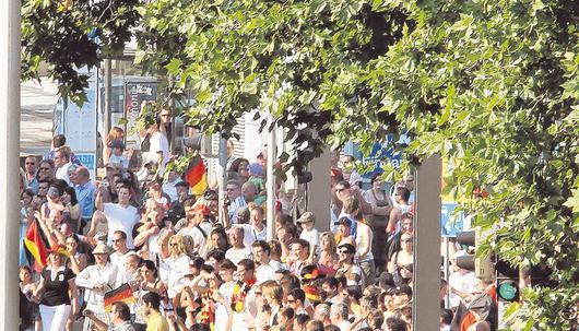 Massenauflauf: Wenn die deutsche Nationalmannschaft gewonnen hat, sammeln sich in Heilbronn die Fans zum Autokorso.
Fotos: Archiv/Sawatzki, Mugler