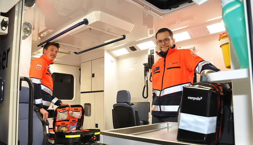 Nach dem Einsatz ist vor dem Einsatz: Jonah Gärtner (links) und Felix Lau checken die Ausrüstung im Rettungswagen, damit er gleich wieder einsatzbereit ist.
Fotos: Steffan Maurhoff