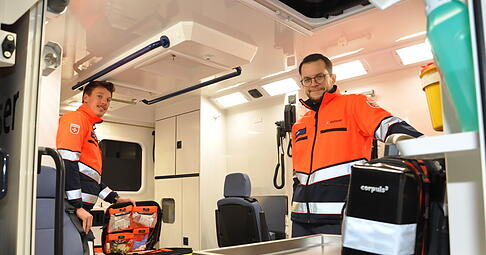 Nach dem Einsatz ist vor dem Einsatz: Jonah Gärtner (links) und Felix Lau checken die Ausrüstung im Rettungswagen, damit er gleich wieder einsatzbereit ist.
Fotos: Steffan Maurhoff Nach dem Einsatz ist vor dem Einsatz: Jonah Gärtner (links) und Felix Lau checken die Ausrüstung im Rettungswagen, damit er gleich wieder einsatzbereit ist.
Fotos: Steffan Maurhoff