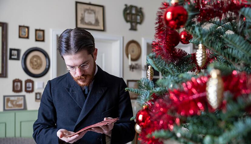 Lederhandschuhe waren um 1900 ein beliebtes Weihnachtsgeschenk - man trug sie damals keineswegs nur im Winter. Lederhandschuhe waren um 1900 ein beliebtes Weihnachtsgeschenk - man trug sie damals keineswegs nur im Winter.