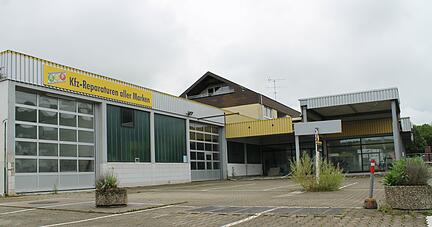 Im Herbst verschwindet das bereits geschlossene Autohaus. Auf dem Gelände entsteht ein neuer Discounter, nebenan dann der große Vollsortimenter. Foto: Simon Gajer