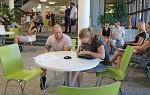 Daniel Geiger und Tanja Kirchner (vorne) mussten erstmals den Weg von &Ouml;hringen nach K&uuml;nzelsau antreten, um ein Auto neu zuzulassen. Das gef&auml;llt ihnen gar nicht.