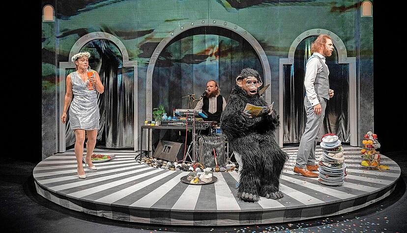 Mit „Jeder*Mann“ frei nach Hugo von Hofmannsthal hat der Intendant der Badischen Landesbühne, Wolf E. Rahlfs, die Jubiläumsspielzeit 2024/25 eröffnet.
Foto: Dominique Brewing/ Badische Landesbühne Mit „Jeder*Mann“ frei nach Hugo von Hofmannsthal hat der Intendant der Badischen Landesbühne, Wolf E. Rahlfs, die Jubiläumsspielzeit 2024/25 eröffnet.
Foto: Dominique Brewing/ Badische Landesbühne