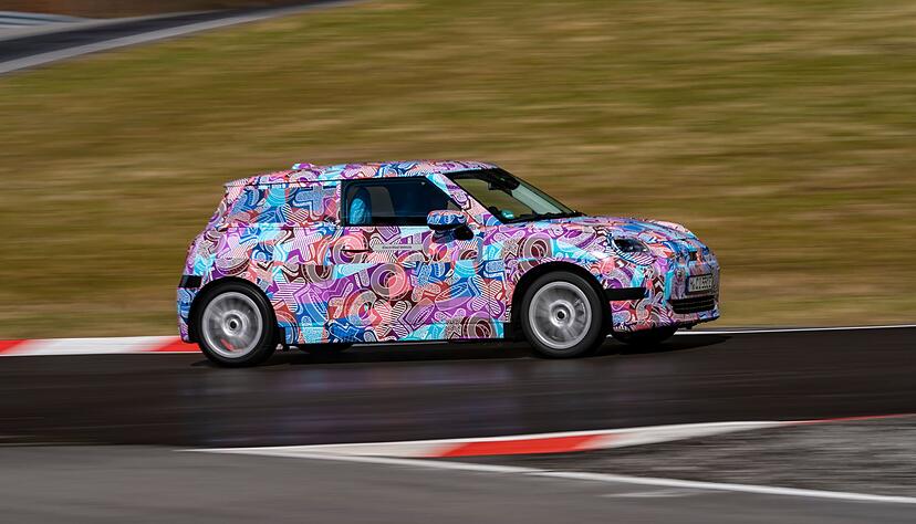 Auch mit Tarnfolie ist der neue Mini Cooper auf Anhieb als Mini zu erkennen. Denn Format und Form sind gleich geblieben. Auch mit Tarnfolie ist der neue Mini Cooper auf Anhieb als Mini zu erkennen. Denn Format und Form sind gleich geblieben.