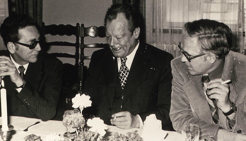 Kanzler Willy Brandt 1976 beim Pressegespräch in Öhringen. Neben ihm Erhard Eppler (links) und Öhringens Bürgermeister Ulrich Fahrenbruch.
