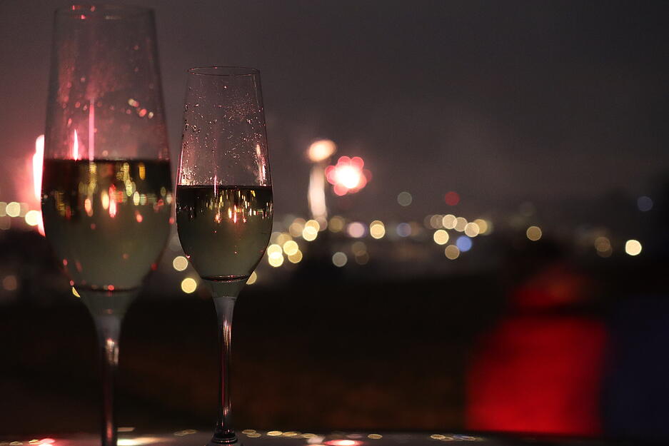 Viele Besucher sind wegen des leuchtenden Spektakels an den Ort gekommen.