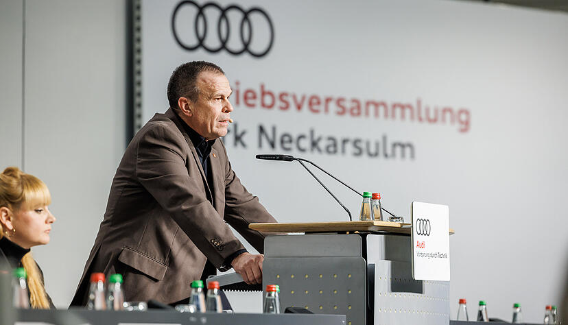 Audi-Betriebsratschef fand deutliche Worte auf der Betriebsversammlung. Dafür gab es Standing Ovations der 3500 Teilnehmer. Audi-Betriebsratschef fand deutliche Worte auf der Betriebsversammlung. Dafür gab es Standing Ovations der 3500 Teilnehmer.