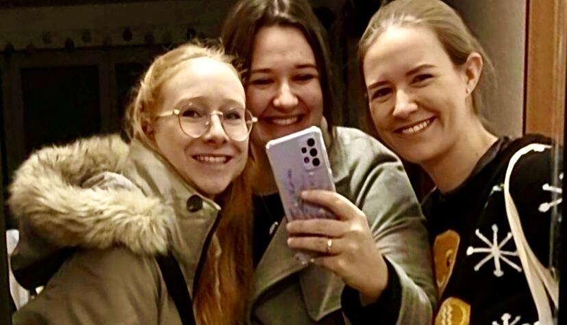 Vor Abfahrt soll es noch ein Spiegel-Selfie geben. Was die drei Krankenhauskolleginnen nicht ahnen, ist, dass sie gleich entscheidend für das Überleben eines Mannes sein werden. Von links: Fabienne Bissinger, Lisa-Marie Nitsch und Saskia Stegmüller. Vor Abfahrt soll es noch ein Spiegel-Selfie geben. Was die drei Krankenhauskolleginnen nicht ahnen, ist, dass sie gleich entscheidend für das Überleben eines Mannes sein werden. Von links: Fabienne Bissinger, Lisa-Marie Nitsch und Saskia Stegmüller.