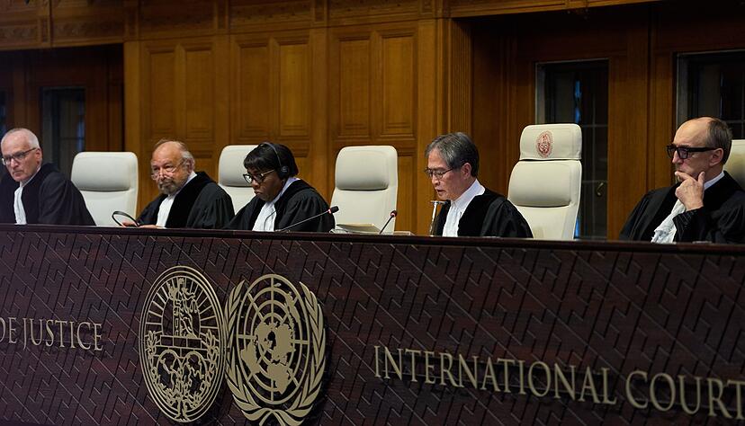 Gerichtspr&auml;sident Yuji Iwasawa (2. v. r.) ermahnte Israel unter anderem, &laquo;das Verbot des Aushungerns von Zivilisten als Methode der Kriegsf&uuml;hrung zu respektieren&raquo;.