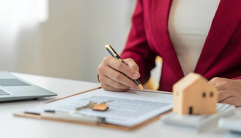 Fehler beim Immobilienkauf sollte man schon bei Vertragsabschluss vermeiden. Im Falle einer Insolvenz heißt es in jedem Fall: Ruhe bewahren.
Foto: kiattisak/stock.adobe.com Fehler beim Immobilienkauf sollte man schon bei Vertragsabschluss vermeiden. Im Falle einer Insolvenz heißt es in jedem Fall: Ruhe bewahren.
Foto: kiattisak/stock.adobe.com