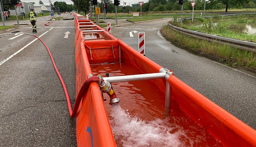 Die Neckartalstra&szlig;e bei Obereisesheim ist seit Samstagabend gesperrt.