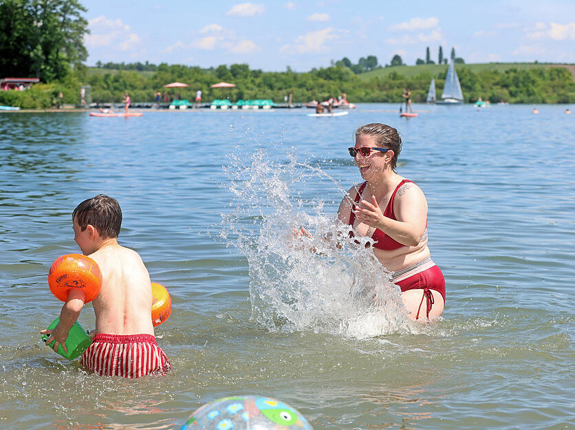 Auch Eva B&ouml;hm aus Schweinfurt planscht mit ihrem Sohn im Breitenauer See bei Obersulm.