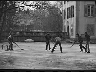 Zusammengestellt von Archiv und Dokumentation der Heilbronner Stimme - Die Eisfl&auml;che tr&auml;gt. Auf dem  zugefrorenen See am Heilbronner Trappenseeschl&ouml;sschen spielen Jugendliche im Jahr 1980 Eishockey.
